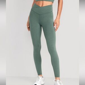 Old Navy Extra High-Waisted PowerChill 7/8 leggings